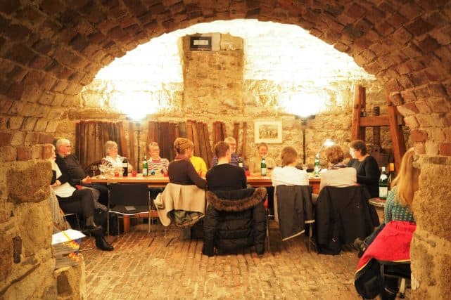Teilnehmende am Tisch Teilnehmende rund um den Tisch